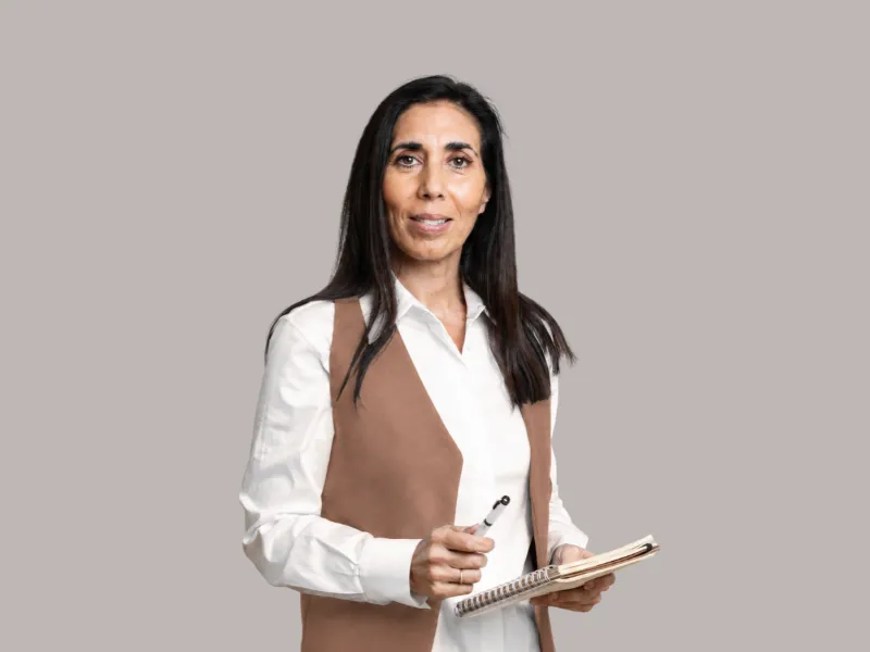 Irupé Franco con su cuaderno de trabajo