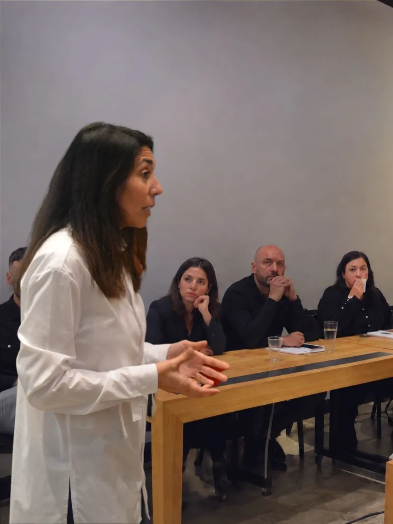 Irupé Franco entrenando a un equipo inmobiliario